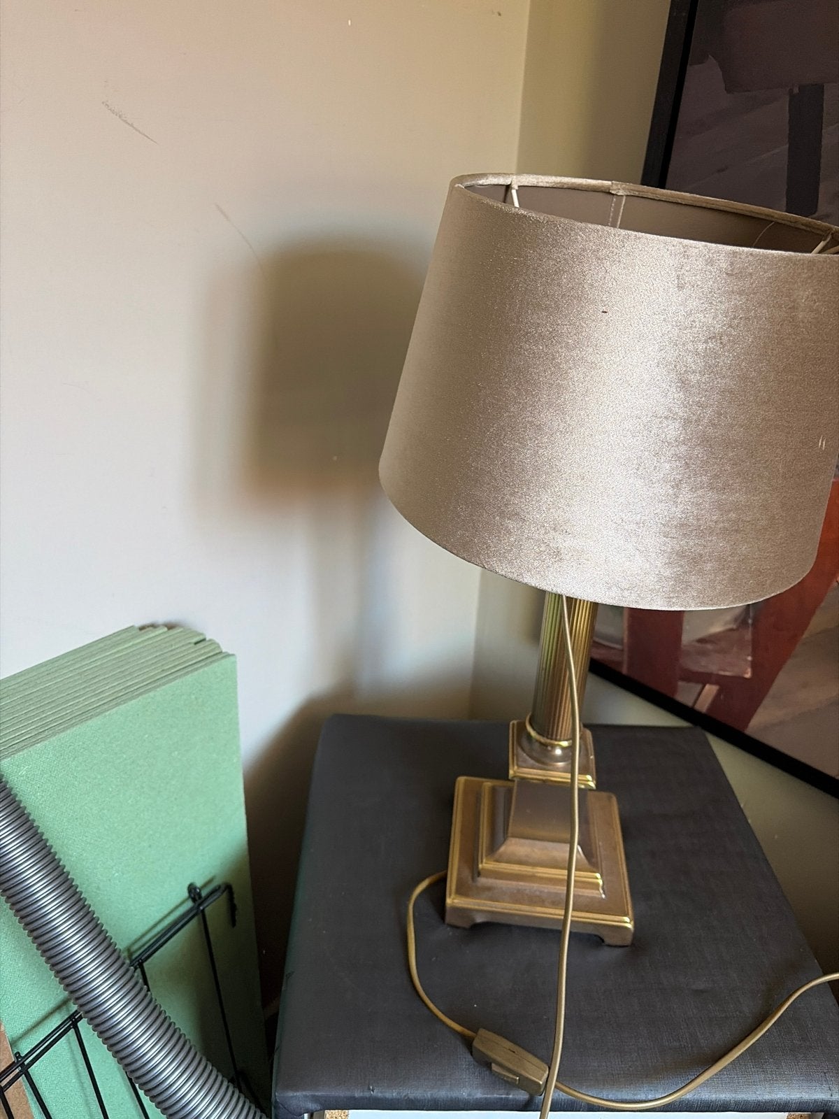 Vintage tafellamp met gouden voet en stoffen kap, Gebruikt, Ophalen of Verzenden, Goud, Vintage