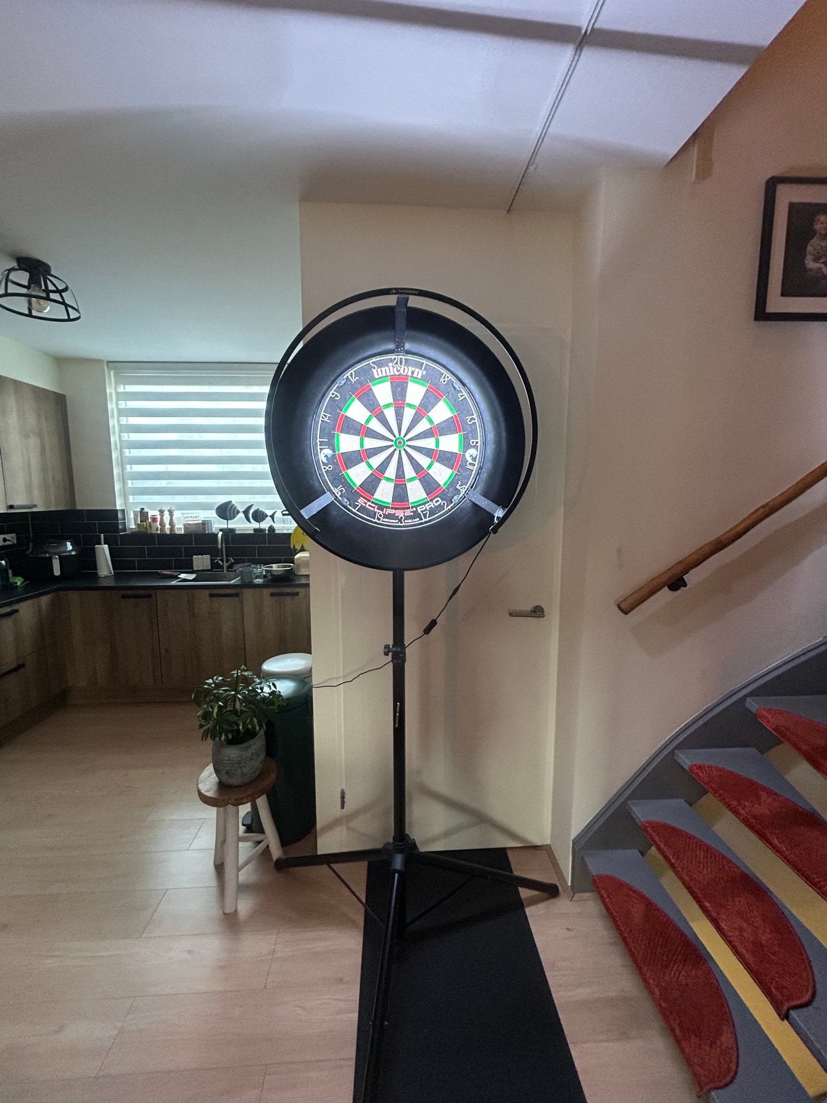 Complete dartset: dartbord, verlichting, statief, ring, mat, Ophalen, Zo goed als nieuw, Dartbord
