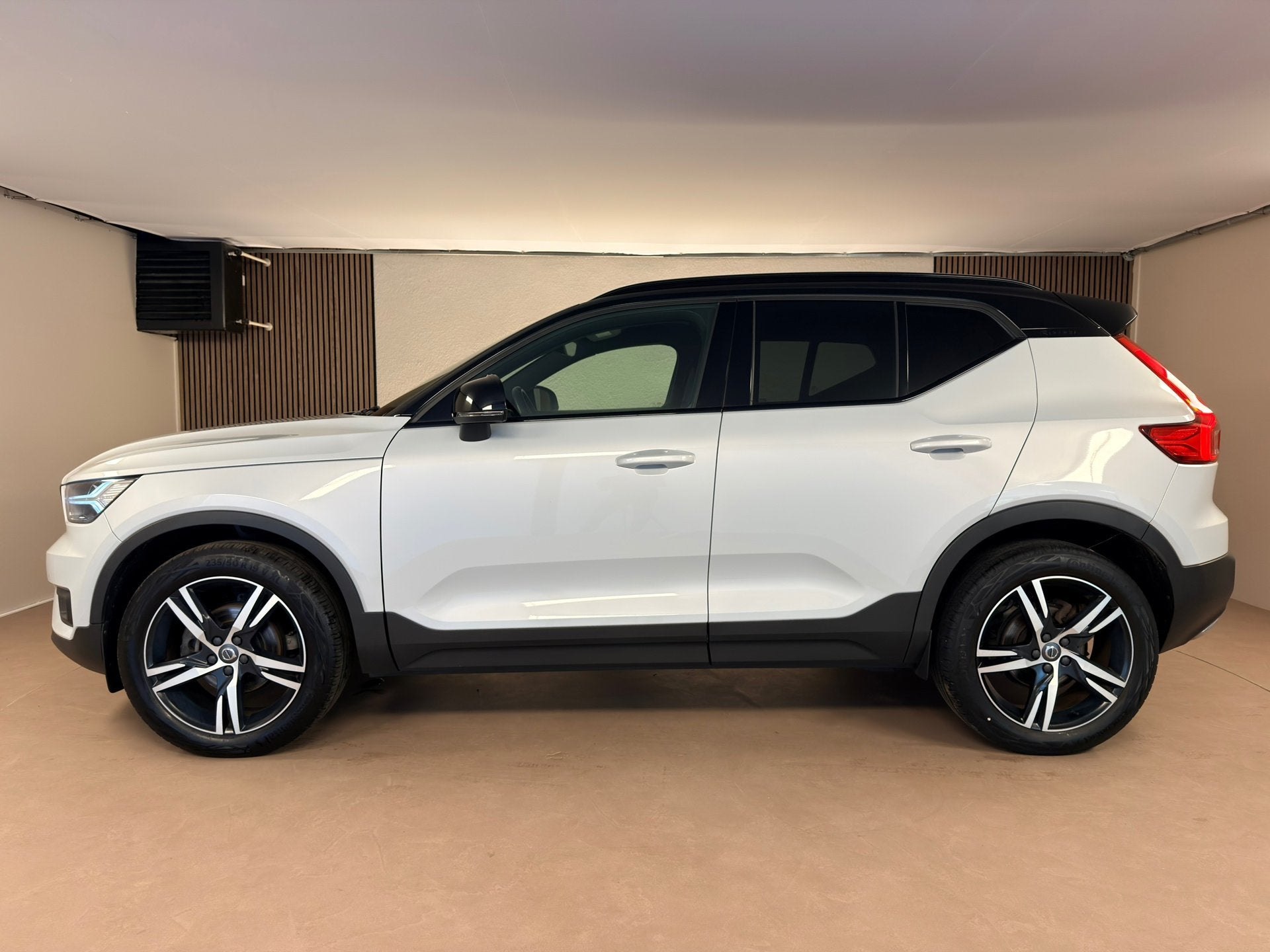 Volvo XC40 1.5 T3 R-Design H&K, Memory Seat, Trekhaak, Auto's, Dealer onderhouden, Gebruikt, 163 pk, Bedrijf