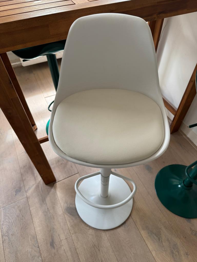 Set van 2 moderne witte barkrukken, in hoogte verstelbaar, Huis en Inrichting, Barkrukken, 2 krukken, Ophalen, Gebruikt, In hoogte verstelbaar