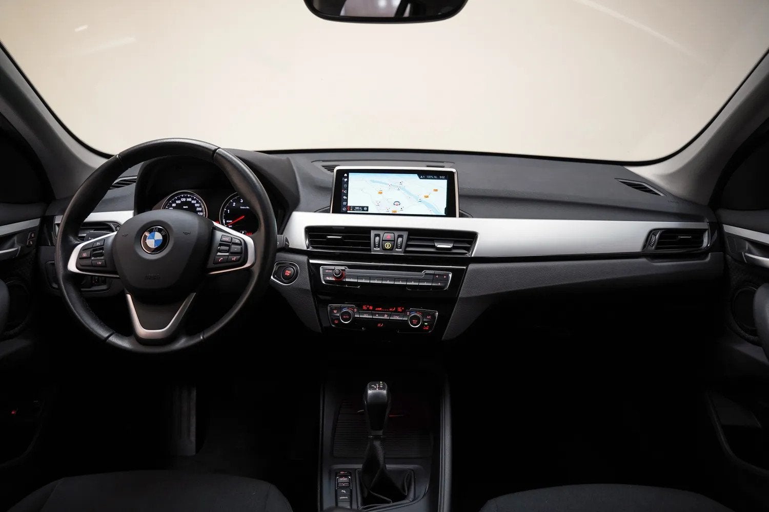 Foto 4 van BMW X1 xDrive 25e eDrive Executive Aut.[ Panorama Camera Nav