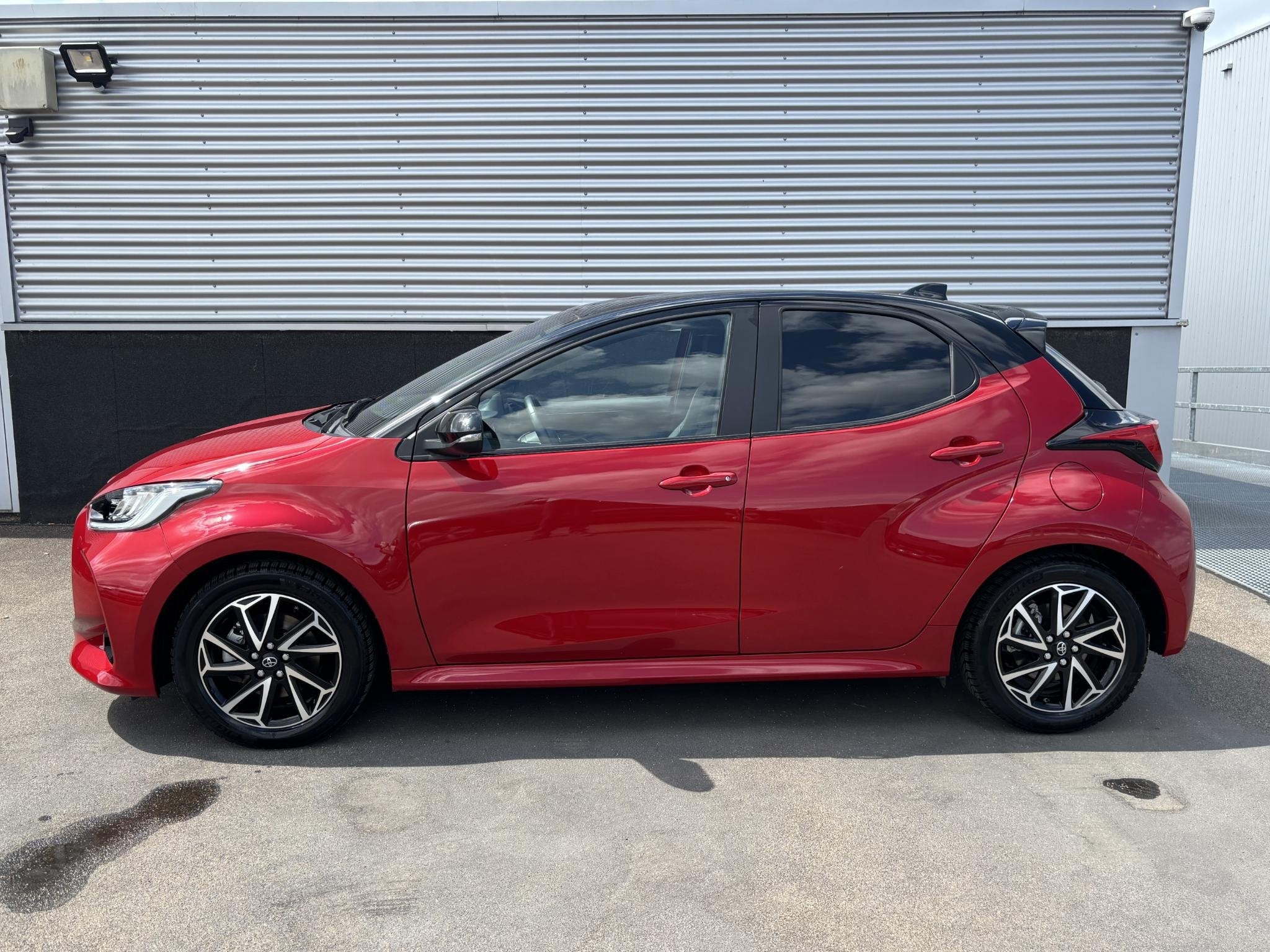 Toyota Yaris 1.5 Hybrid Dynamic edition Bi-tone zwart dak, l, Auto's, Stof, Gebruikt, Euro 6, 116 pk