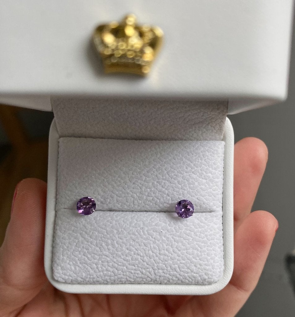 Amethist oorstekers witgoud 10k oorbellen, Sieraden, Tassen en Uiterlijk, Oorbellen, Paars, Ophalen of Verzenden, Zo goed als nieuw