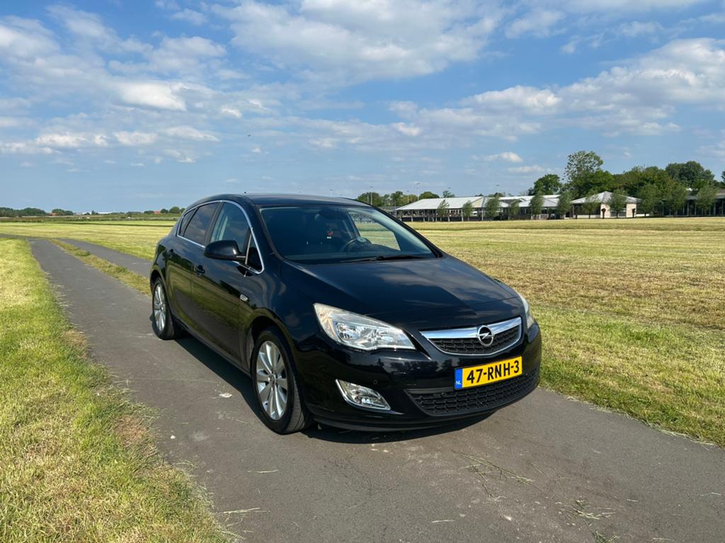 Opel Astra J 1.4 Turbo 140pk 5-D 2011 Zwart, Auto's, Opel, Voorwielaandrijving, 4 cilinders, Leder en Stof, Zwart