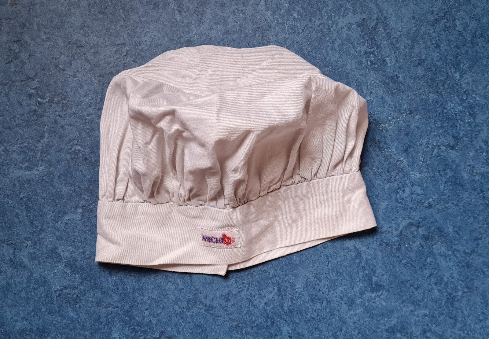 Witte kinder koksmuts van Micki met klittenbandsluiting, Ophalen of Verzenden, Zo goed als nieuw, Micki, Jongen of Meisje