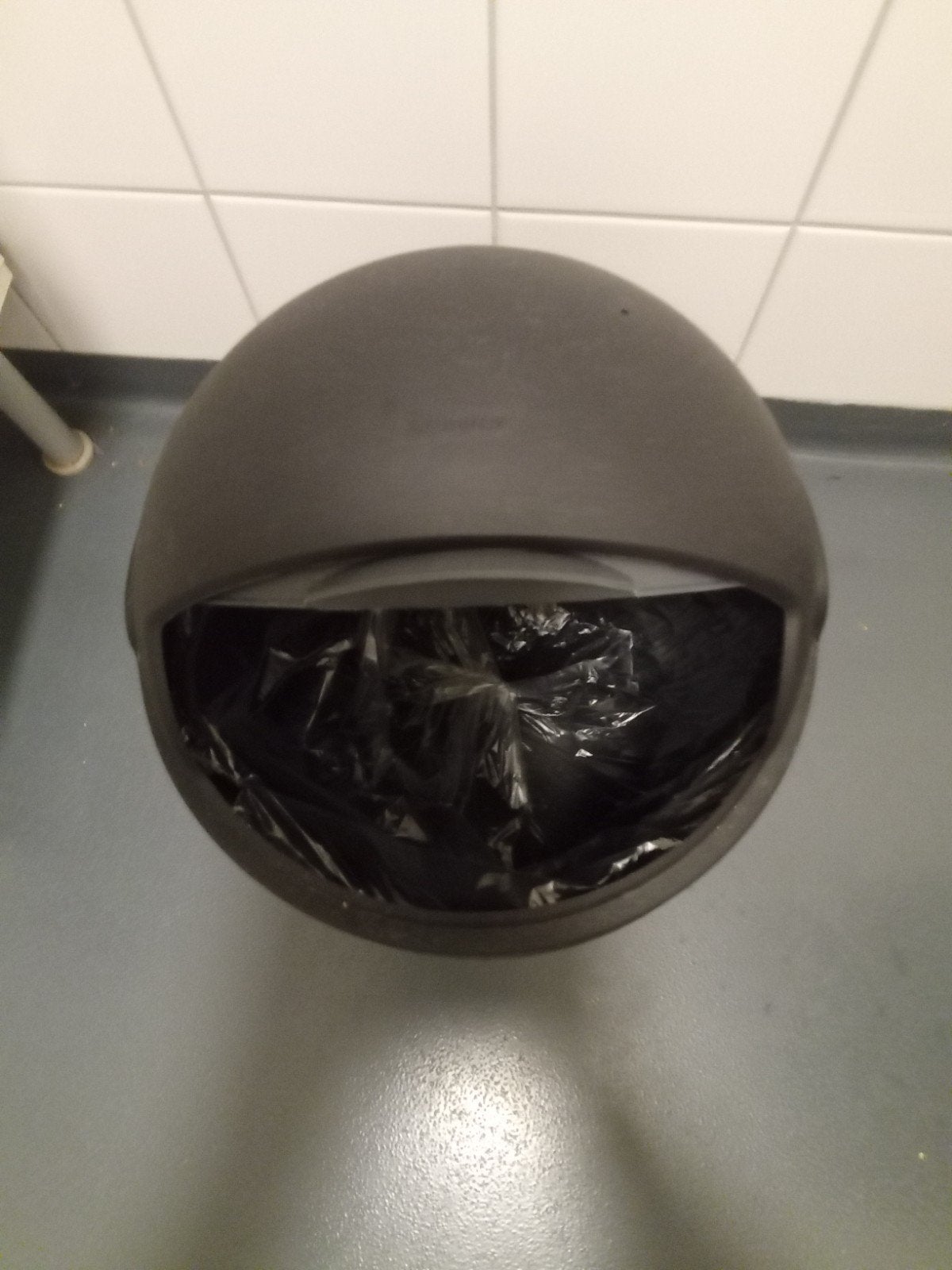 nieuwe grijs zwarte prullenbak met deksel erop 30 cm, Fietsen en Brommers, Ophalen of Verzenden, Nieuw, Medium, Prullenbak