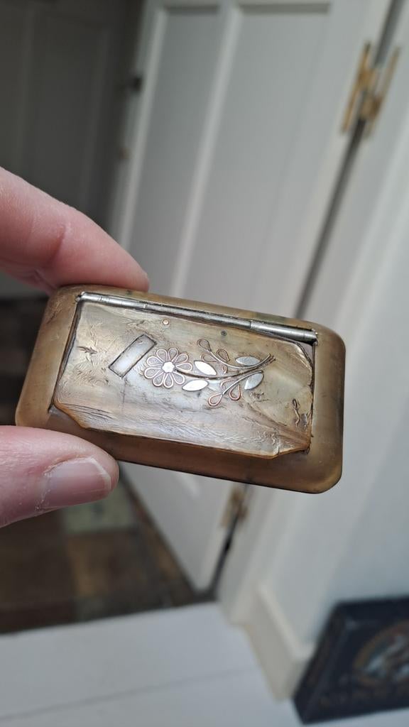 SNUIFDOOSJE VICTORIAANSE TIJD ZILVEREN BLOEMINLEG 6,5X4 CM, Verzenden