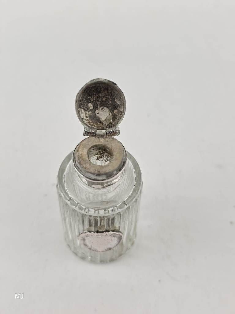 Parfumflesje met zilveren dop                           D147, Gebruikt, ., Ophalen of Verzenden, .