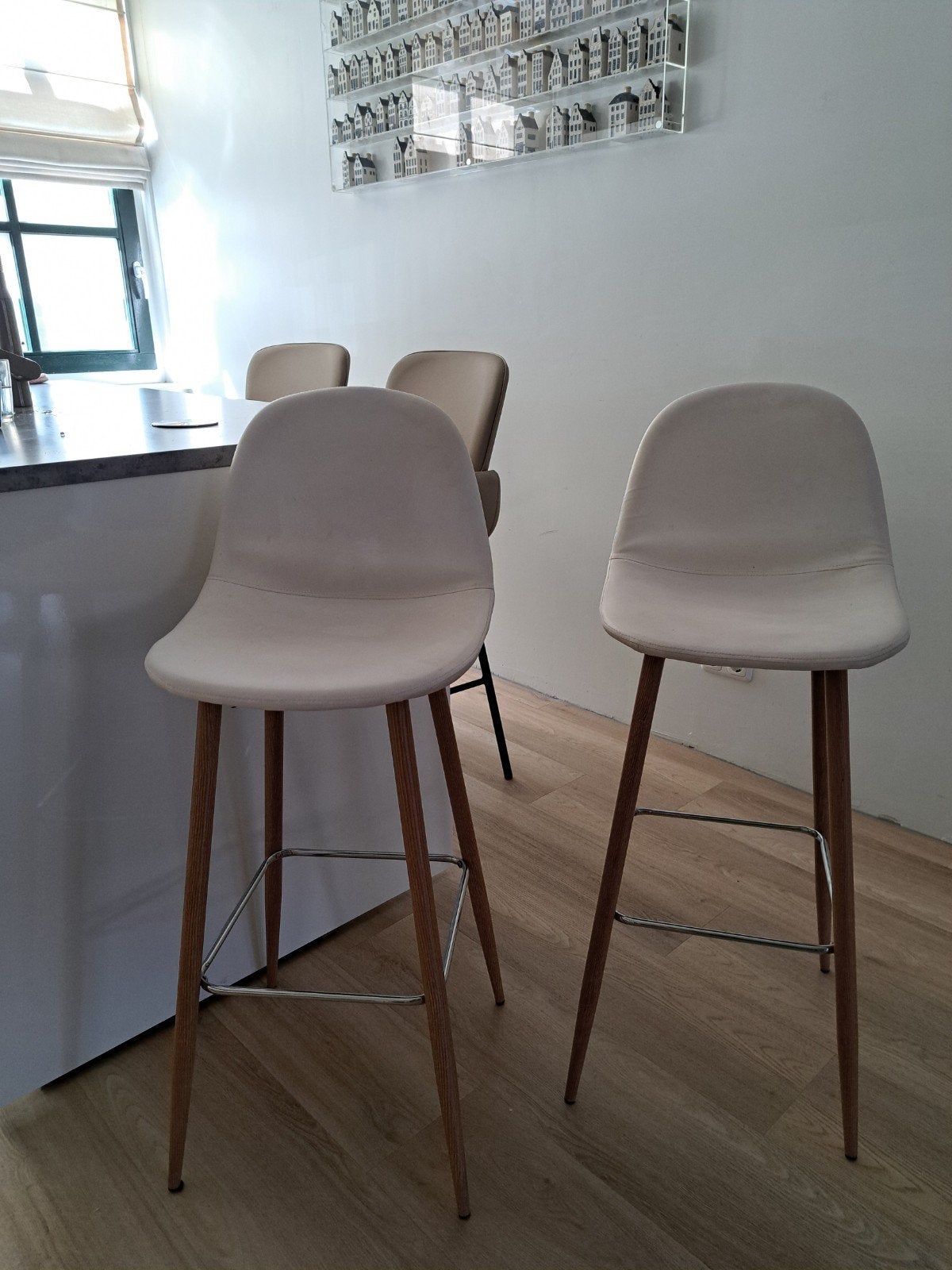 Twee Junstrop Jysk bar kruk wit, 2 krukken, Ophalen, 60 tot 90 cm