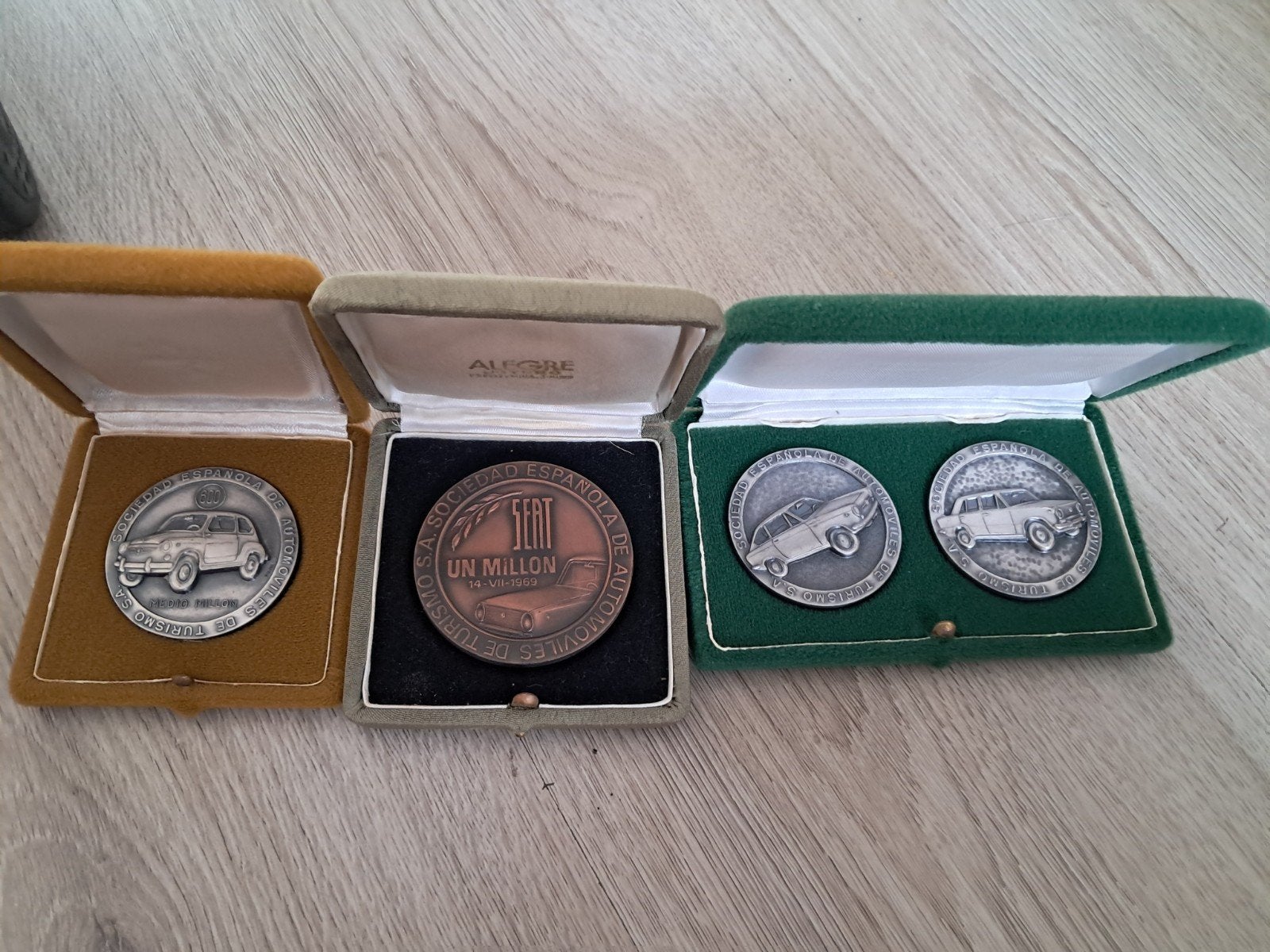 Seat auto van het jaar & 850 coupe auto penningen, Ophalen of Verzenden, Overige materialen