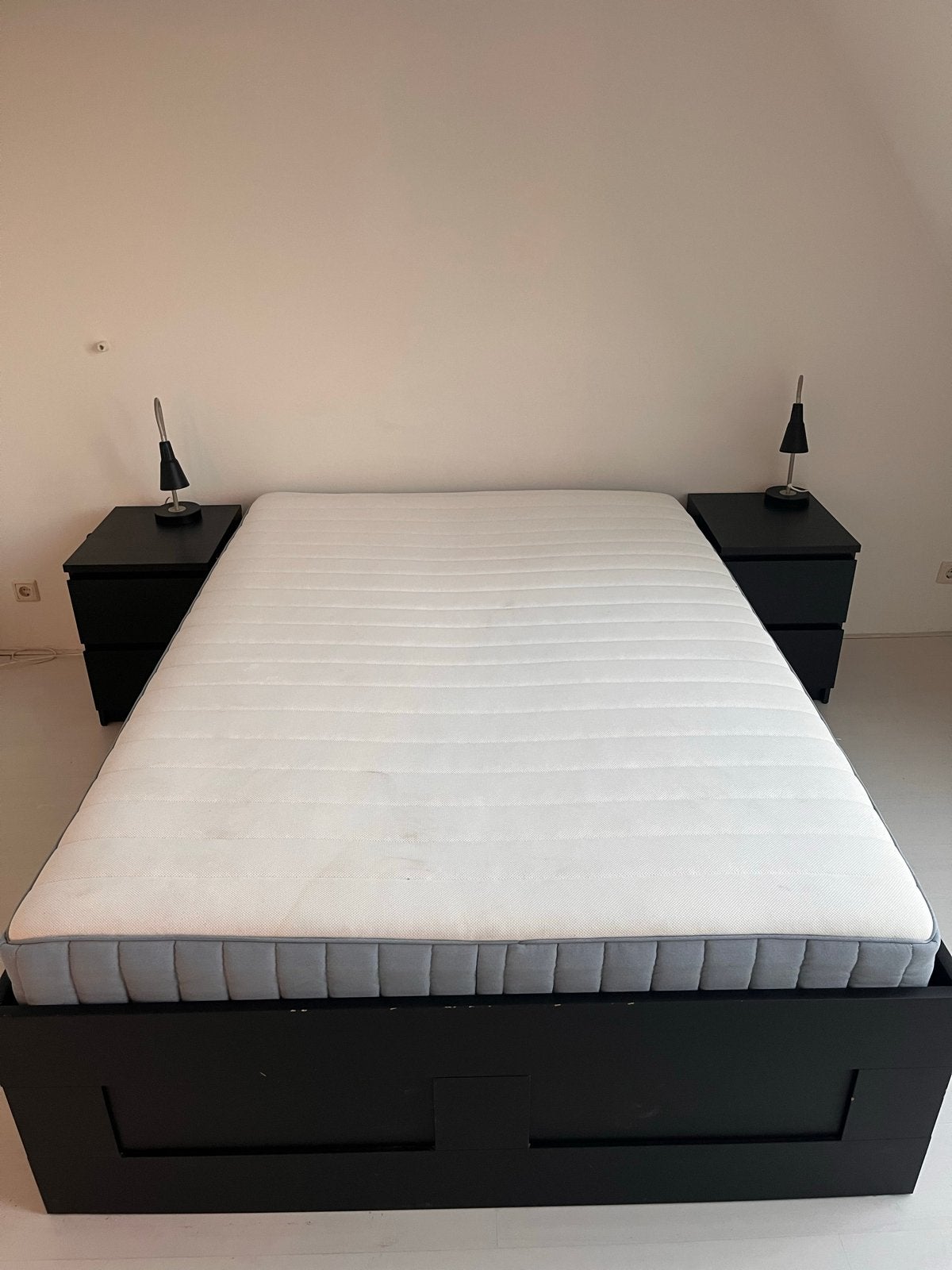Ikea tweepersoonsbed met opberglades en nachtkastjes