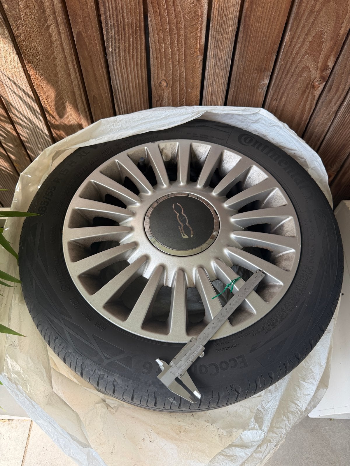 FIAT 500 zomerbanden (4) op velgen - 185/55 R15, Auto-onderdelen, Banden en Velgen, Ophalen, Gebruikt, 15 inch, Banden en Velgen