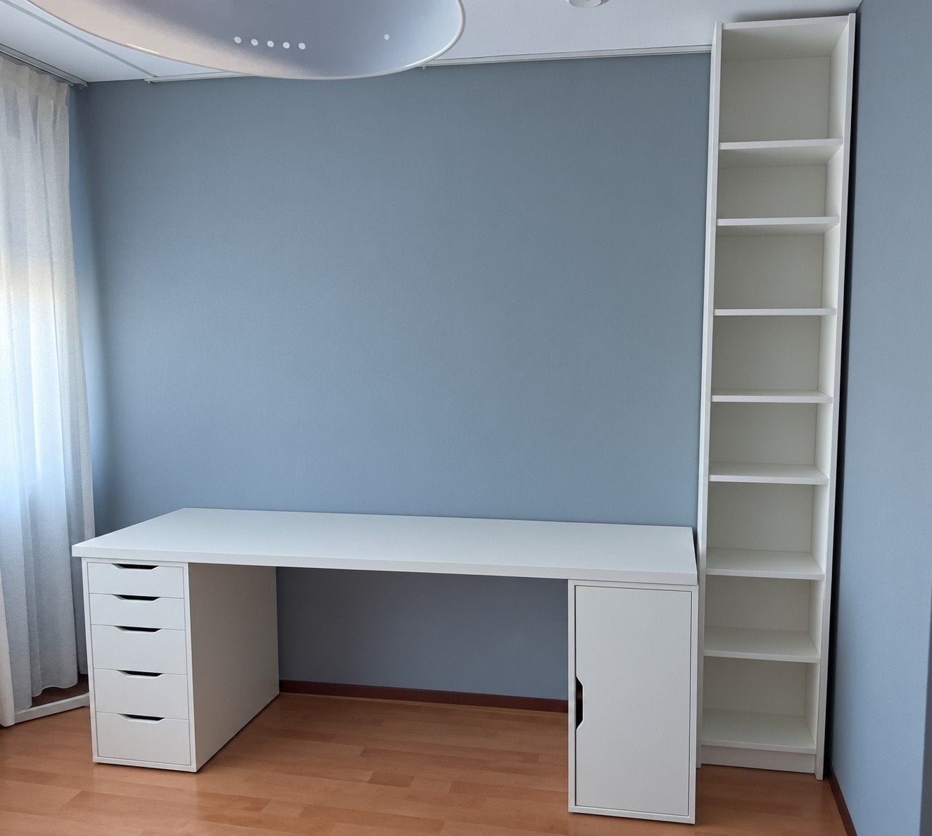 Wit bureau. Ikea Lagkapten. En een Billy boekenkast., Ophalen, Met lades, Gebruikt, IKEA