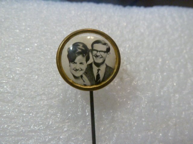 Vintage Speldje met Portret van Paar Margriet en Pieter, Ophalen of Verzenden, Gebruikt, Overige onderwerpen, Speldje of Pin