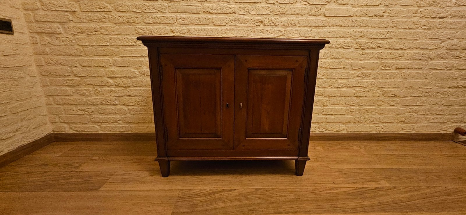 Klassiek houten kastje met deuren, Ophalen