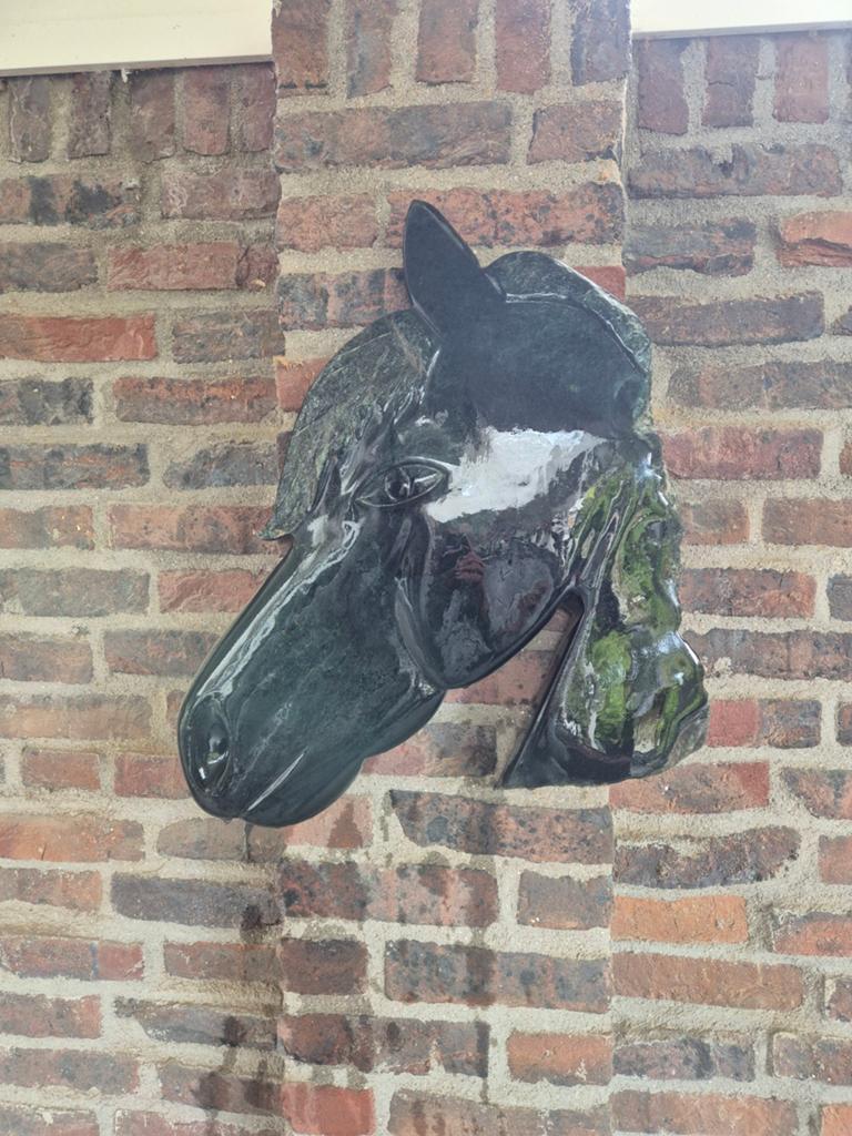 Paarden hoofd, Ophalen, Steen