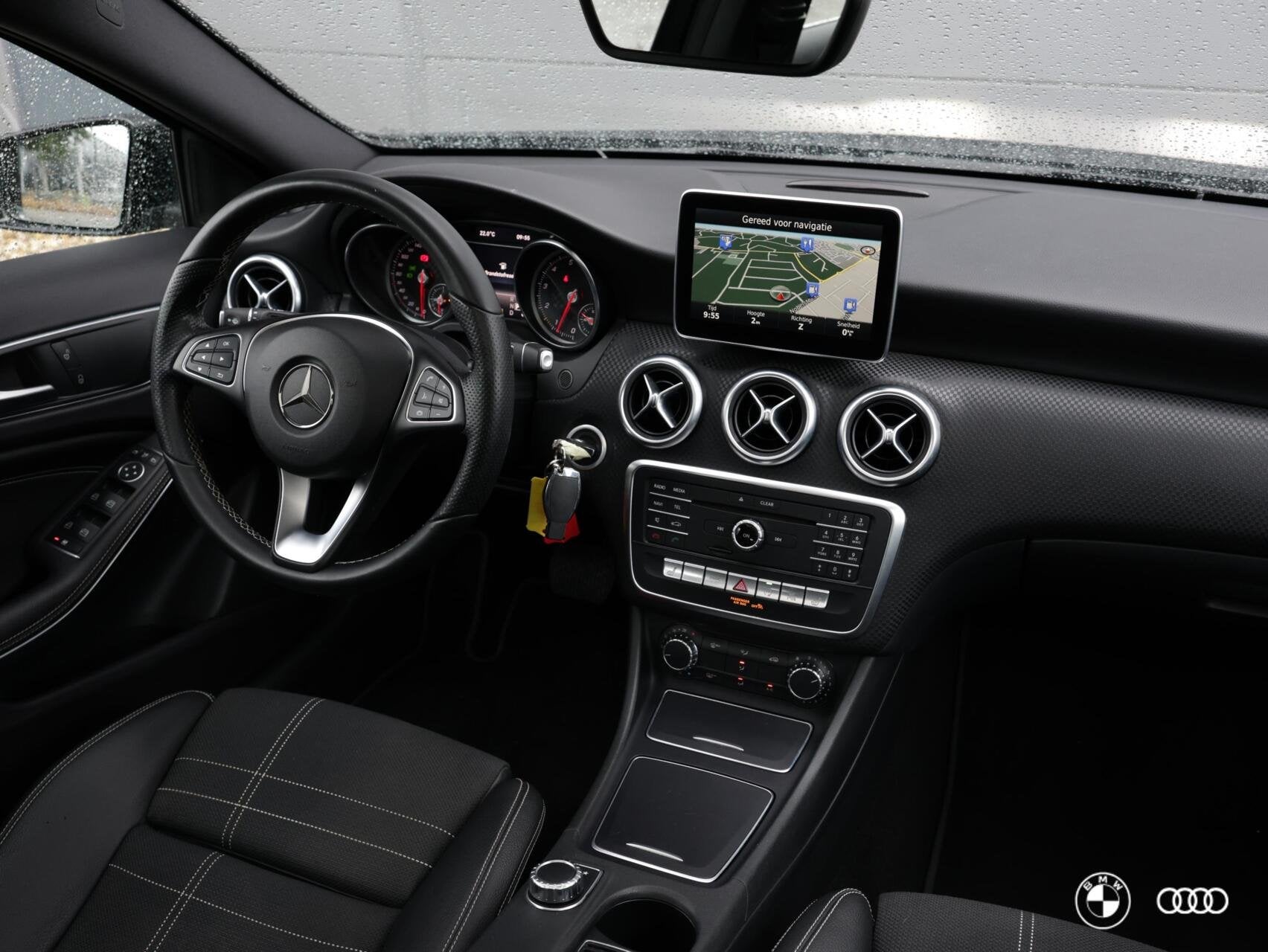 Mercedes A180 PRESTIGE / PANODAK / TREKHAAK / STOELVW / 17", Gebruikt, 4 cilinders, Met garantie (alle), Leder en Stof