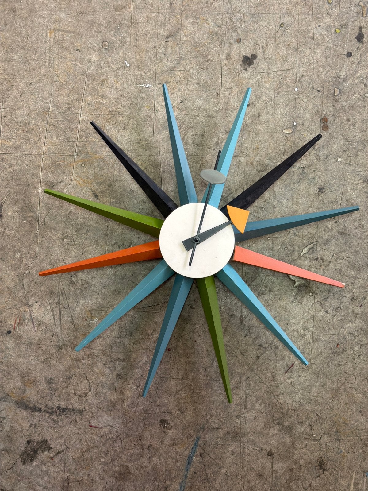 Vitra Klok - Kleurrijke Wandklok in Modern Design, Analoog, Werkt op batterijen, Ophalen of Verzenden, Modern