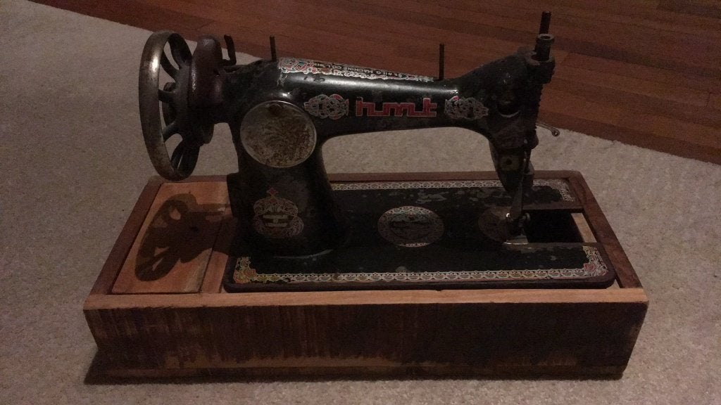 Ouderwetse decoratieve naaimachine, Ophalen