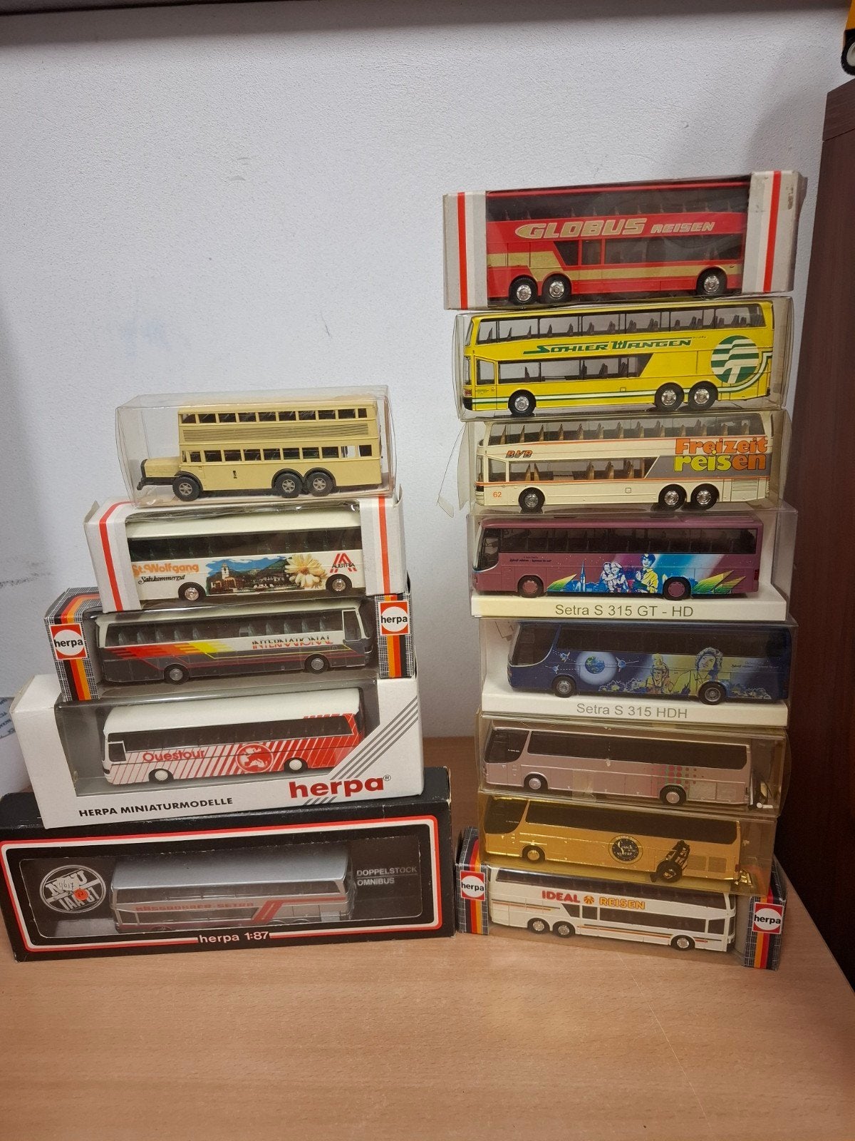 13 bussen Herpa Albedo 1:87, Ophalen of Verzenden, Gelezen