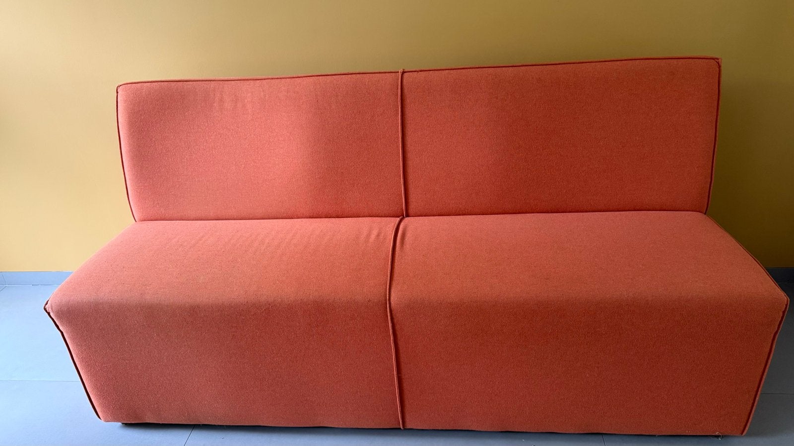 Oranje stoelen op wieltjes en bankje rookvrij, Ophalen, Gebruikt, Stof
