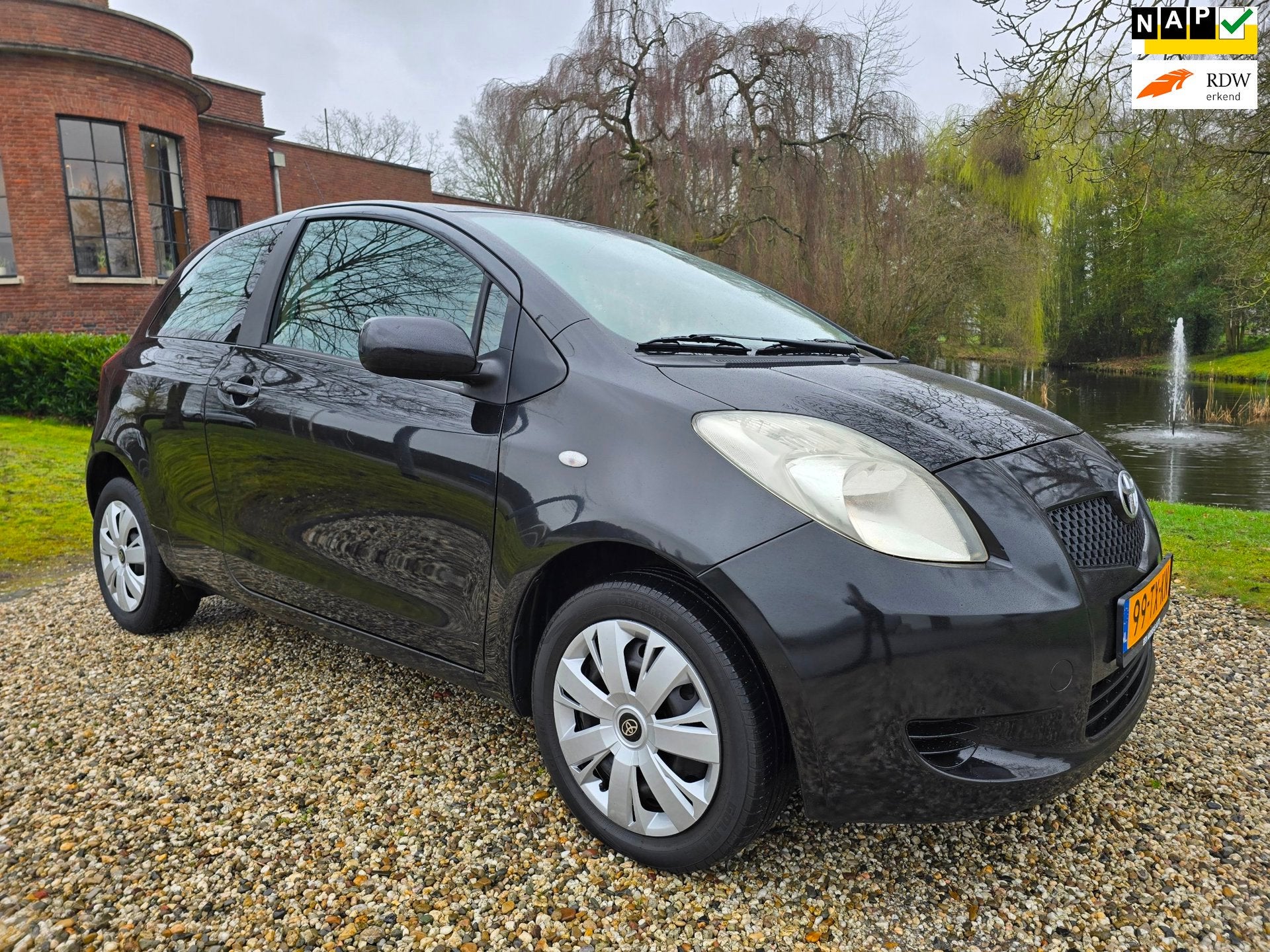 Toyota Yaris 1.3 VVTi Sol AIRCO *apk:03-2027*, Voorwielaandrijving, 4 cilinders, 995 kg, Zwart
