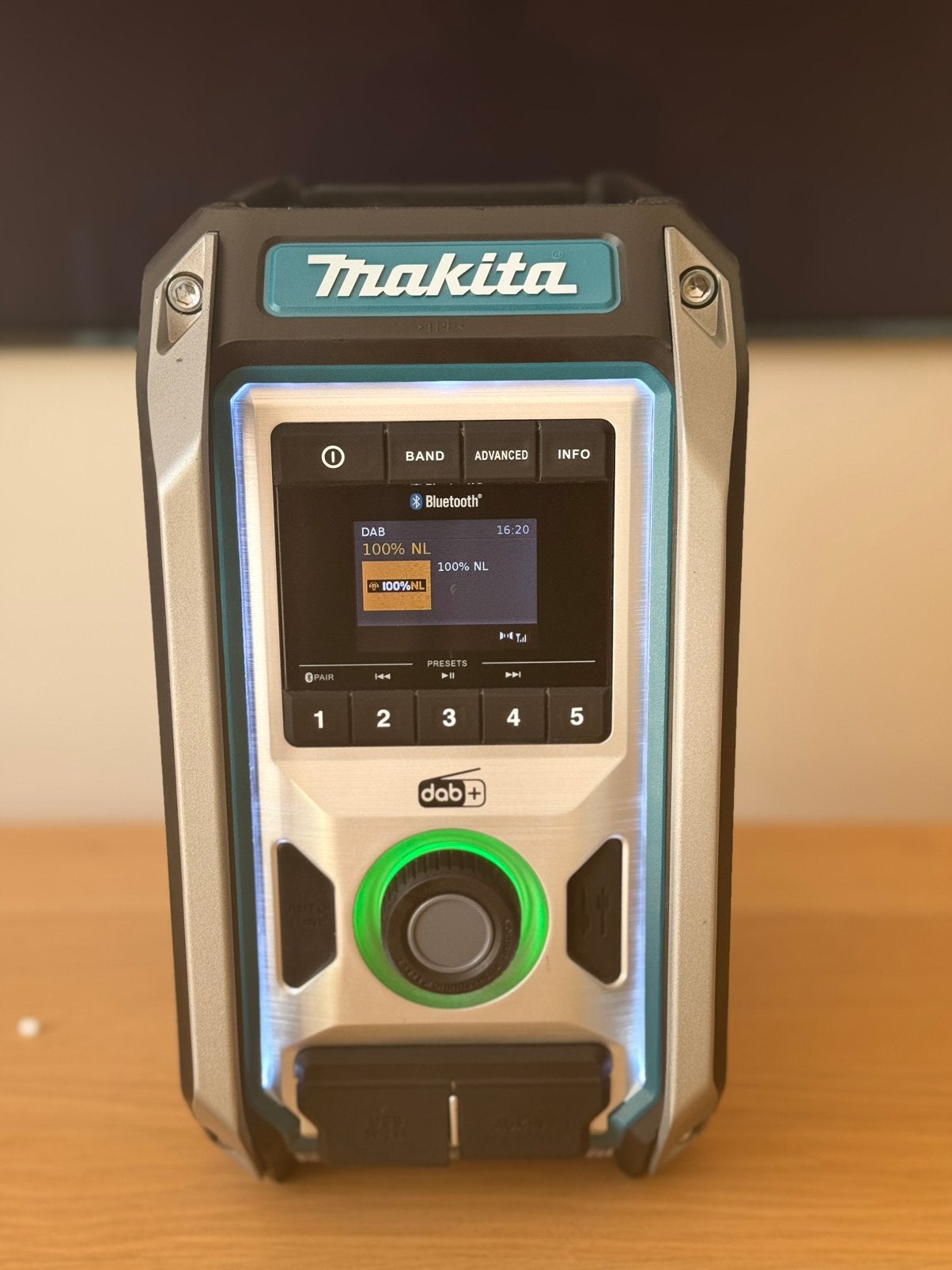 makita dmr115 bouwradio/radio 1 keer gebruikt BJ 2025.12, Audio, Tv en Foto, Radio's, Zo goed als nieuw, Bouwradio, Ophalen of Verzenden