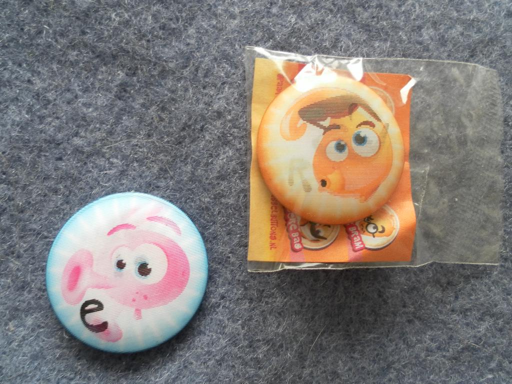 2 buttons chocolademelk aktie (speldje), Verzamelen, Speldjes, Pins en Buttons, Ophalen of Verzenden, Nieuw, Figuurtje, Button