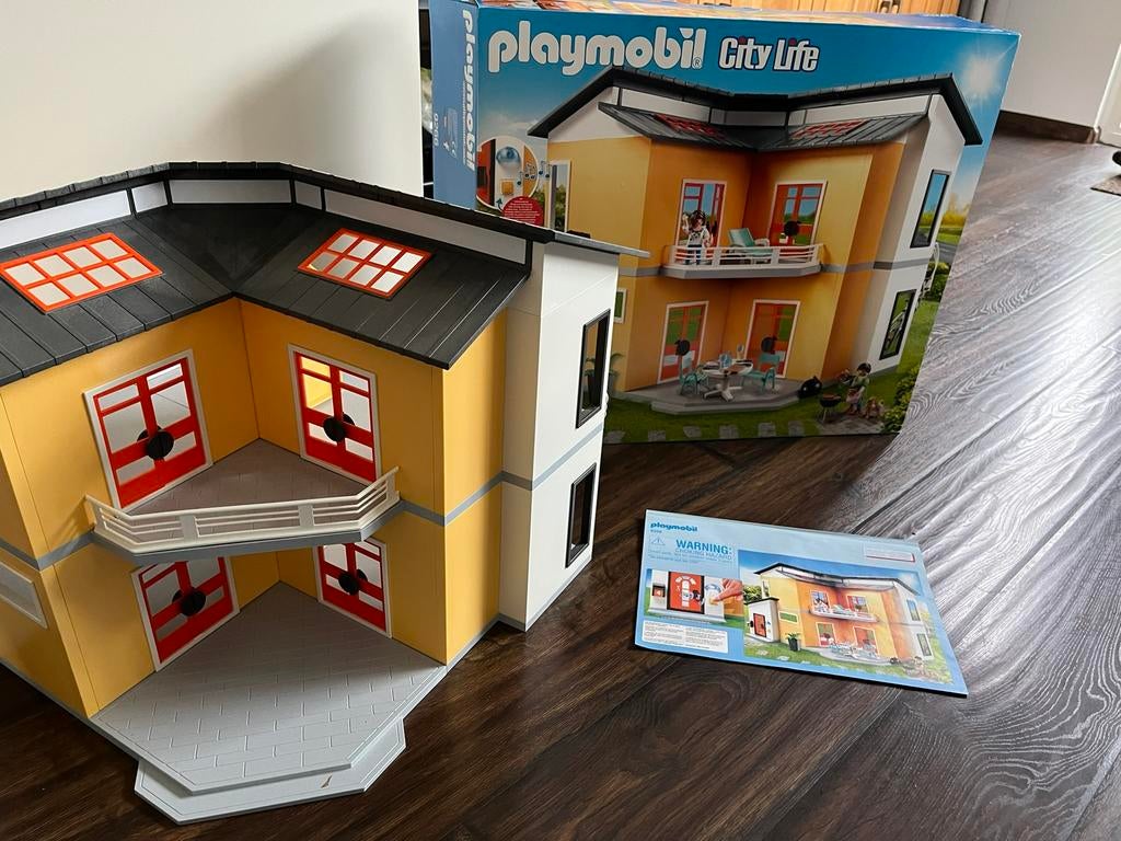 Playmobil city life huis 9266 + 5 inrichting sets, Ophalen, Zo goed als nieuw, Complete set