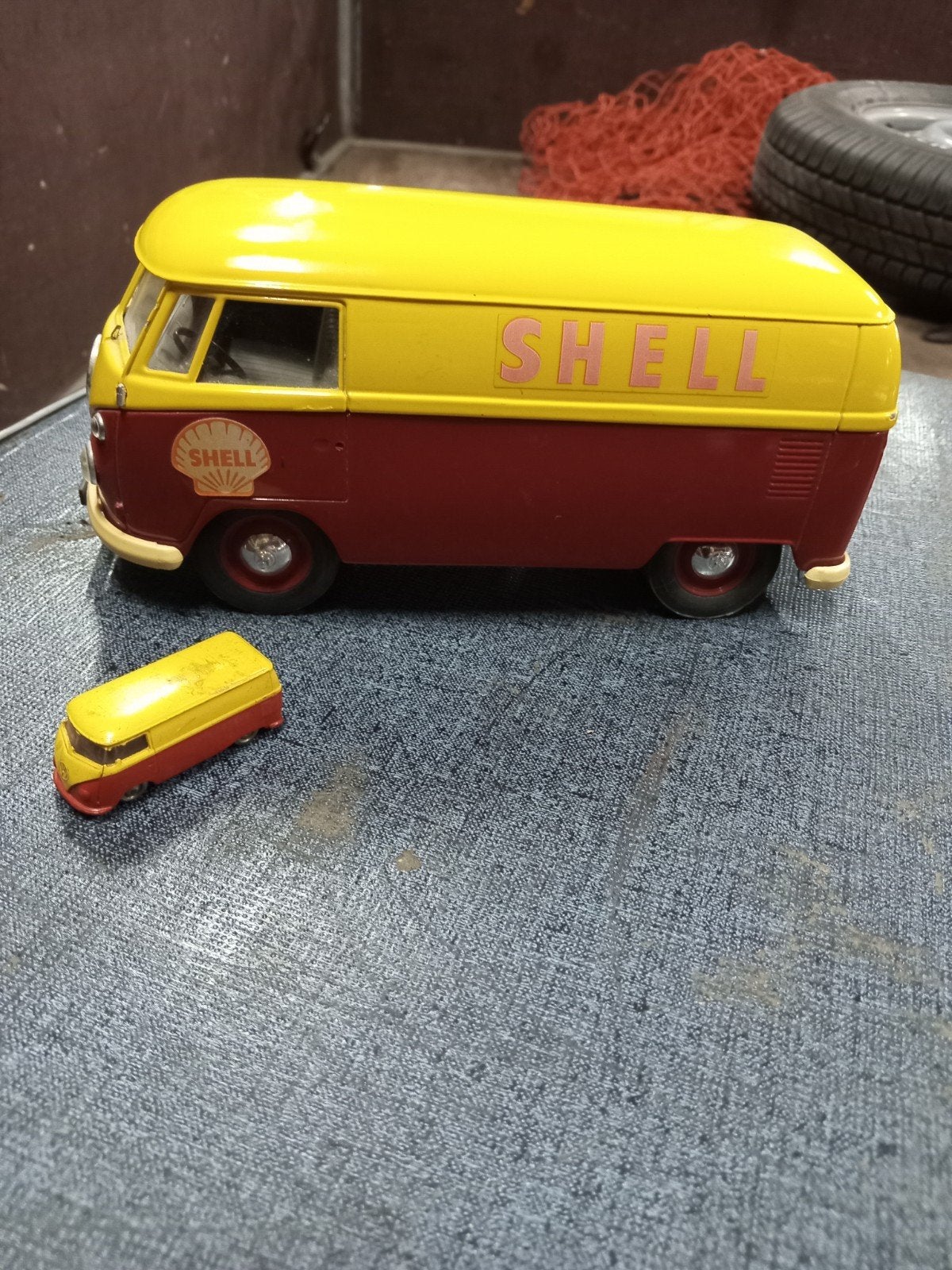 2 VW busjes van Shell (bespeeld) voor de verzamelaar, Ophalen of Verzenden, Gebruikt