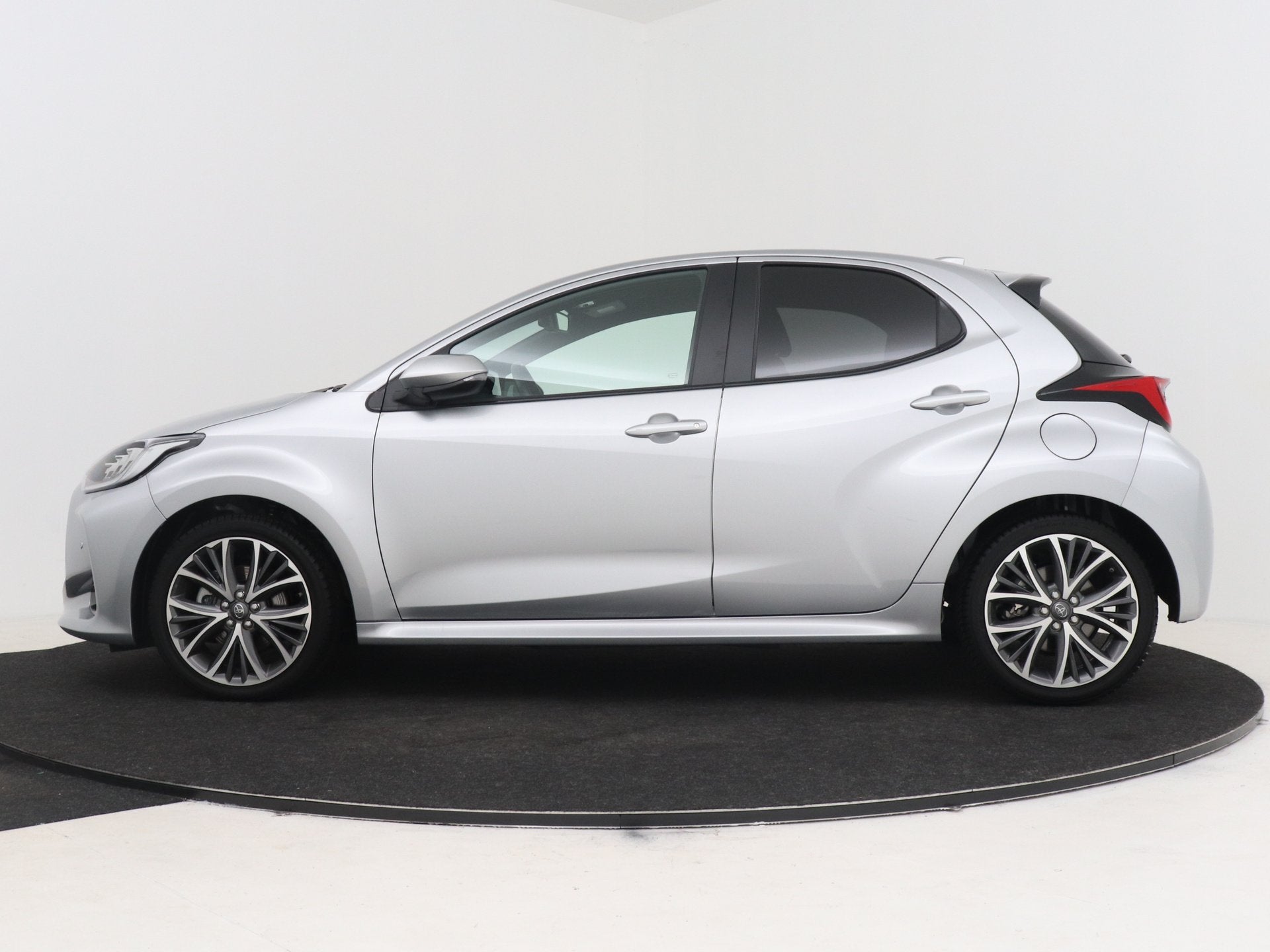 Toyota Yaris 1.5 Hybrid 130 Launch Edition | JBL | Head-Up D, 12 maanden, 450 kg, Gebruikt, Hybride Elektrisch/Benzine