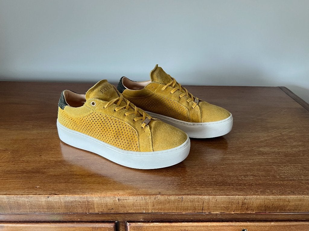 ZGAN: Fred de la Bretoniere lage suède sneaker witte zool 38, Fred de la Bretoniere, Geel, Ophalen of Verzenden, Sneakers of Gympen
