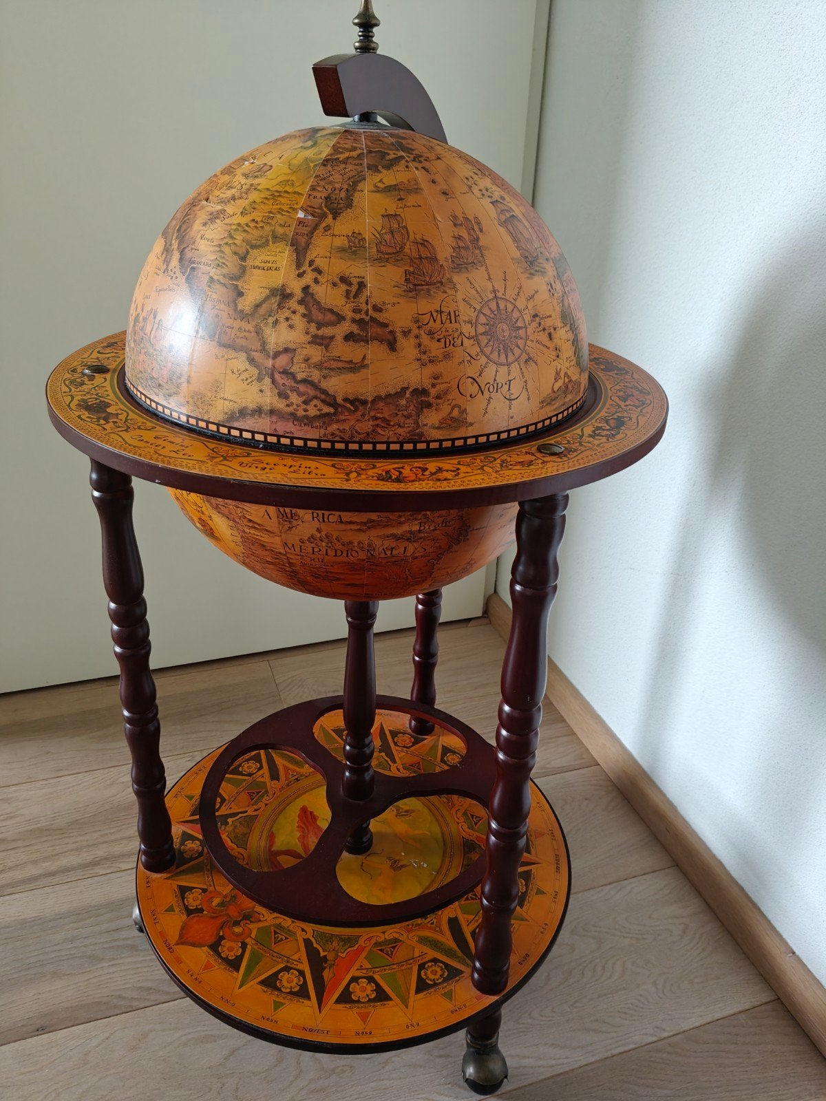Klassieke globebar met opbergruimte voor glazen en flessen, Ophalen, 47 cm, Globebar, Hout
