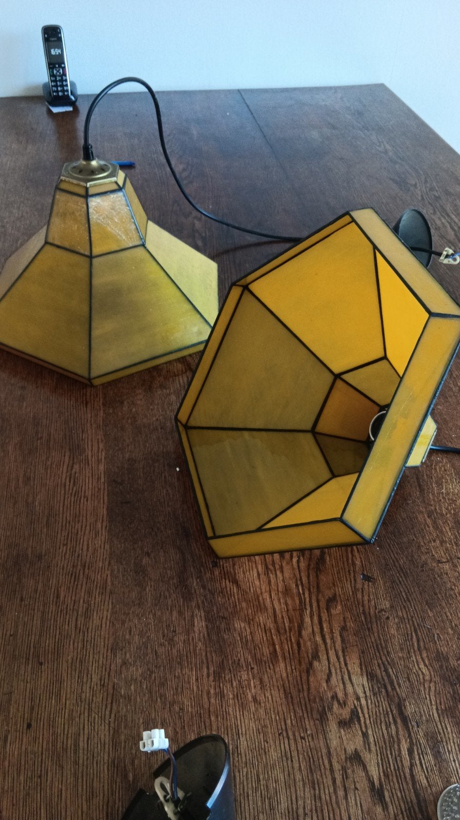 Twee glas-in-lood hanglampen, geel, ca. 27 cm hoog, Ophalen