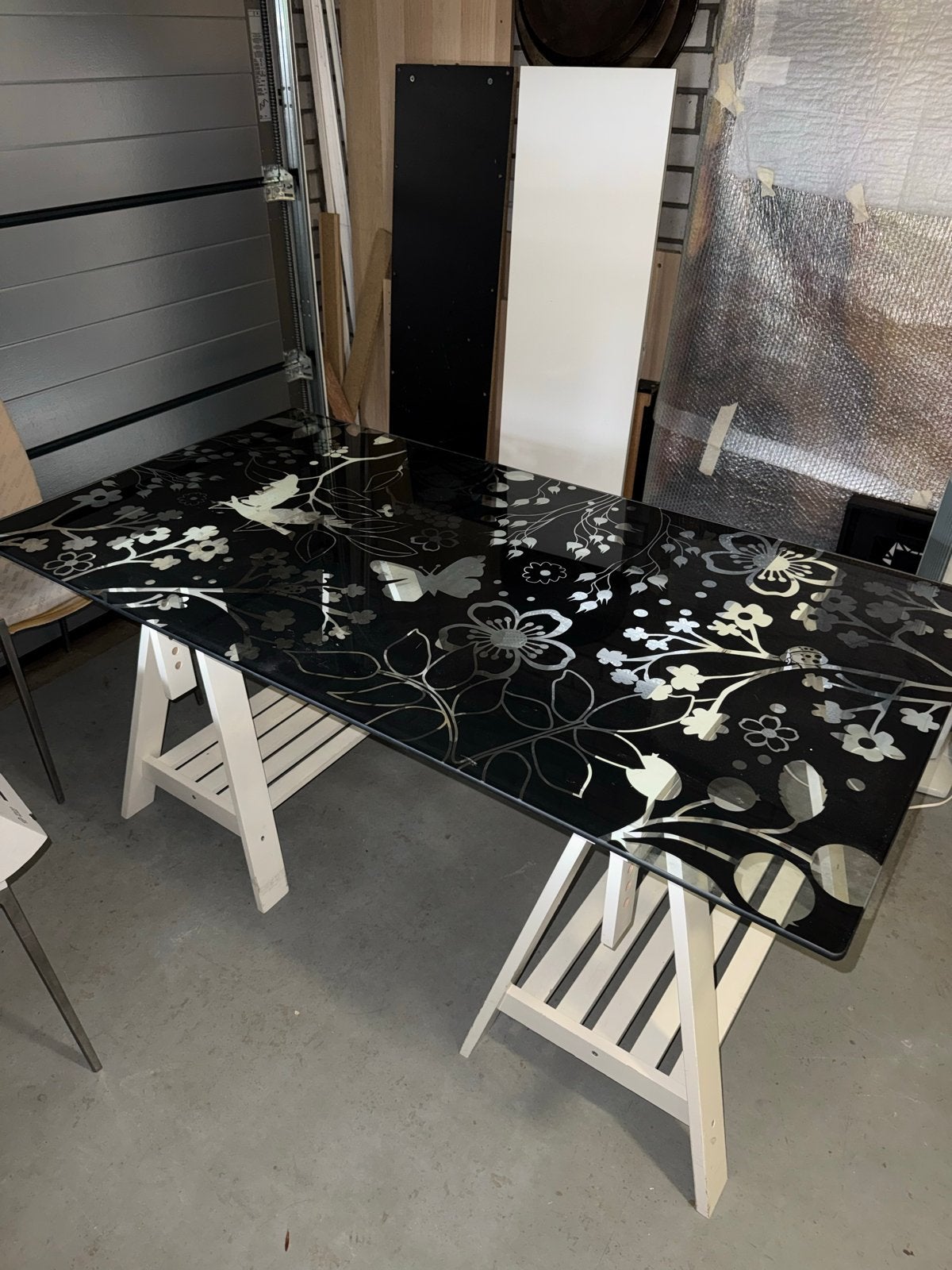 Glazen tafelblad met schragen, zwart met bloemmotief, Huis en Inrichting, Ophalen, Zo goed als nieuw, IKEA, 150 cm