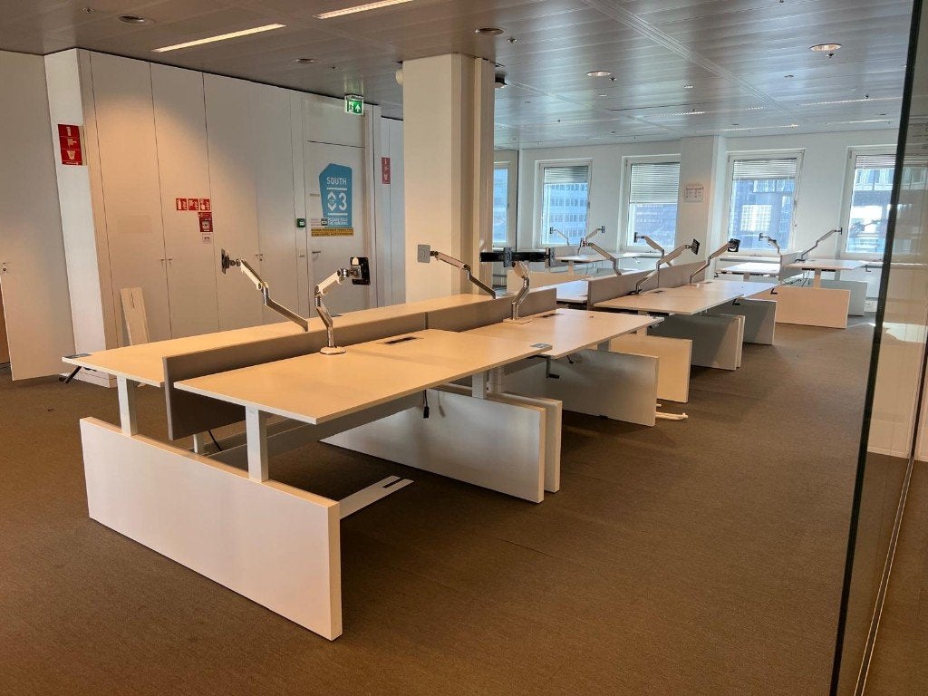 Foto 7 van Ahrend duo-bureau met slinger/kabelgoot 250€/st, 80st