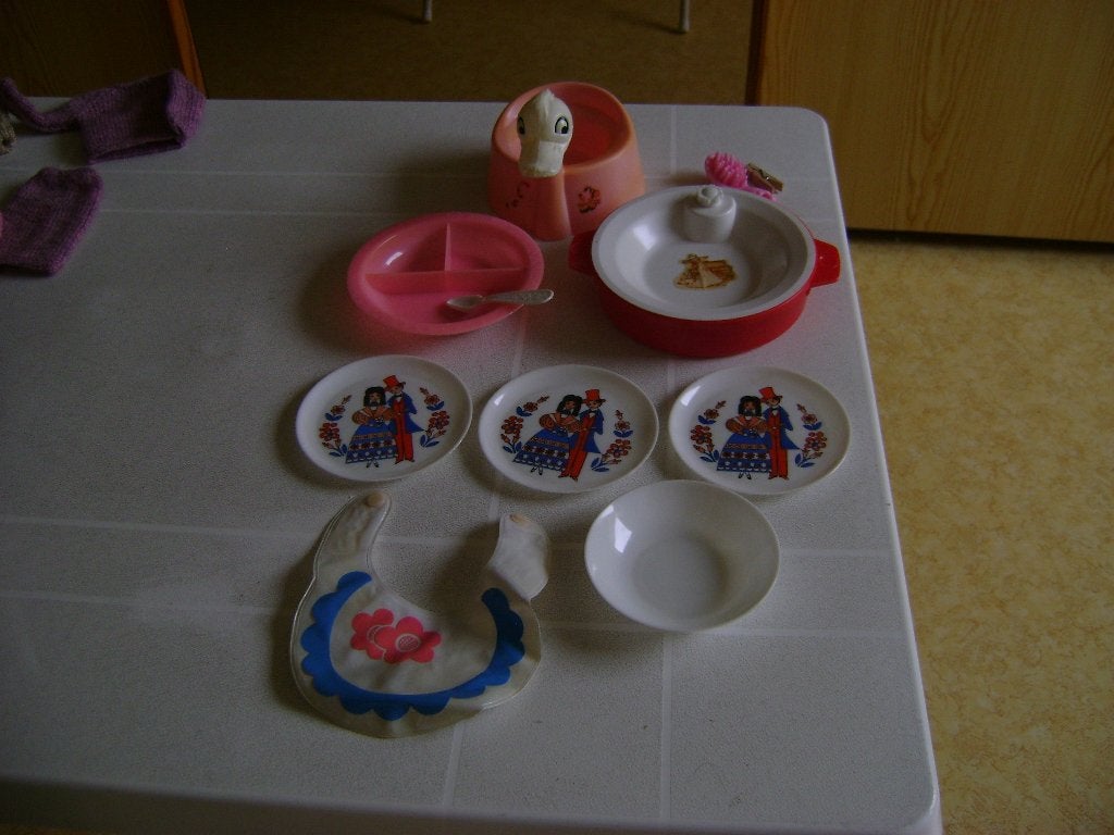 jaren 70 poppensetje met potje met eendje warmwaterbordje, Ophalen of Verzenden, Gebruikt, Babypop