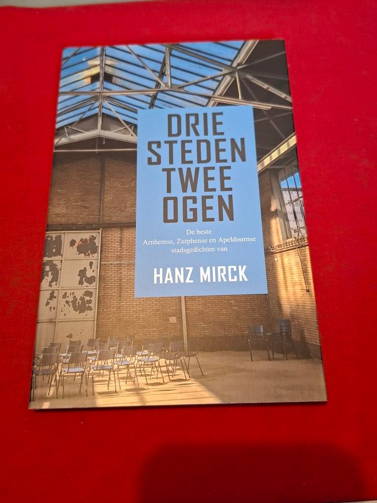 GESIGNEERD Drie steden twee ogen. Hanz Mirck. 2017, Ophalen of Verzenden, Zo goed als nieuw