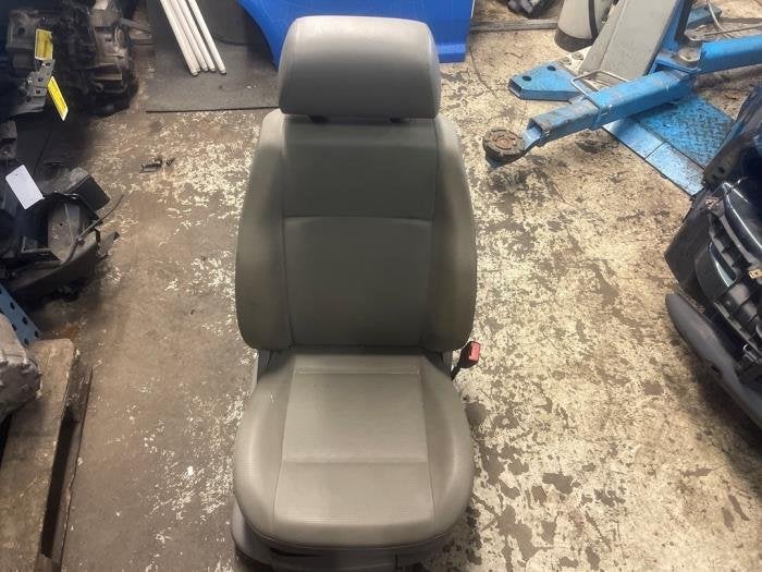 Stoel rechts van een Volkswagen Caddy