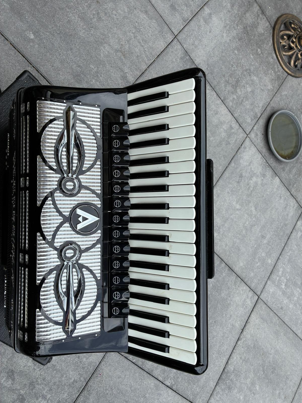 Accordeon Accordeola met koffer en standaard en bladmuziek, Muziek en Instrumenten, Ophalen, Met koffer