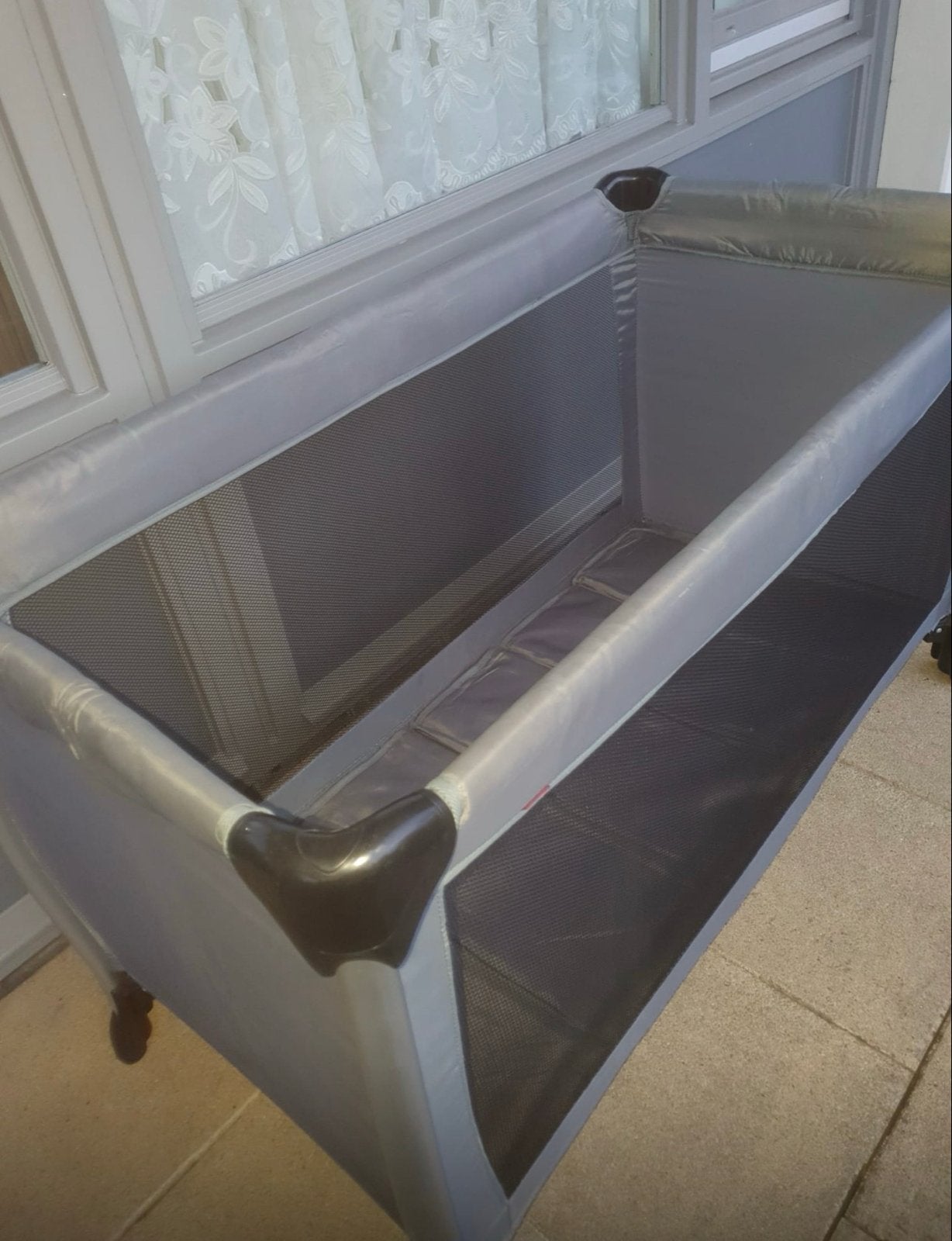 Compact en opvouwbaar campingbedje - Grijs, Kinderen en Baby's, Boxen, Ophalen, Gebruikt, Rechthoekig, Wieltjes
