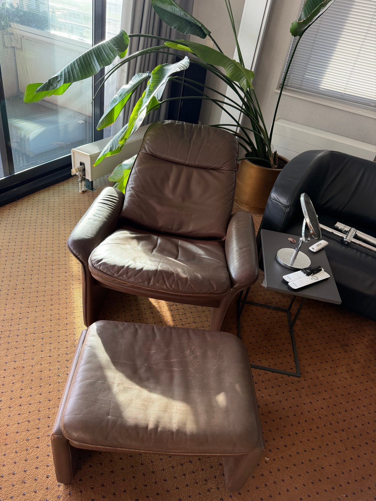 Comfortabele bruine leren fauteuil met voetenbank, Ophalen of Verzenden, Gebruikt, Leer, 75 tot 100 cm