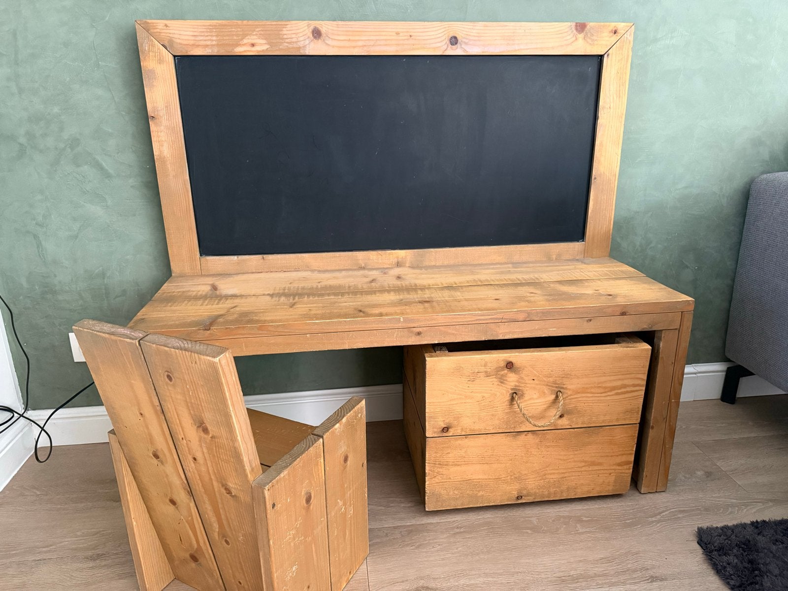 Houten kinderbureau met stoel en krijtbord, Ophalen, Gebruikt, Tafel(s) en Stoel(en)