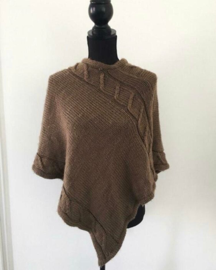 Bruine gebreide poncho met kabelpatroon, Ophalen of Verzenden, Zo goed als nieuw