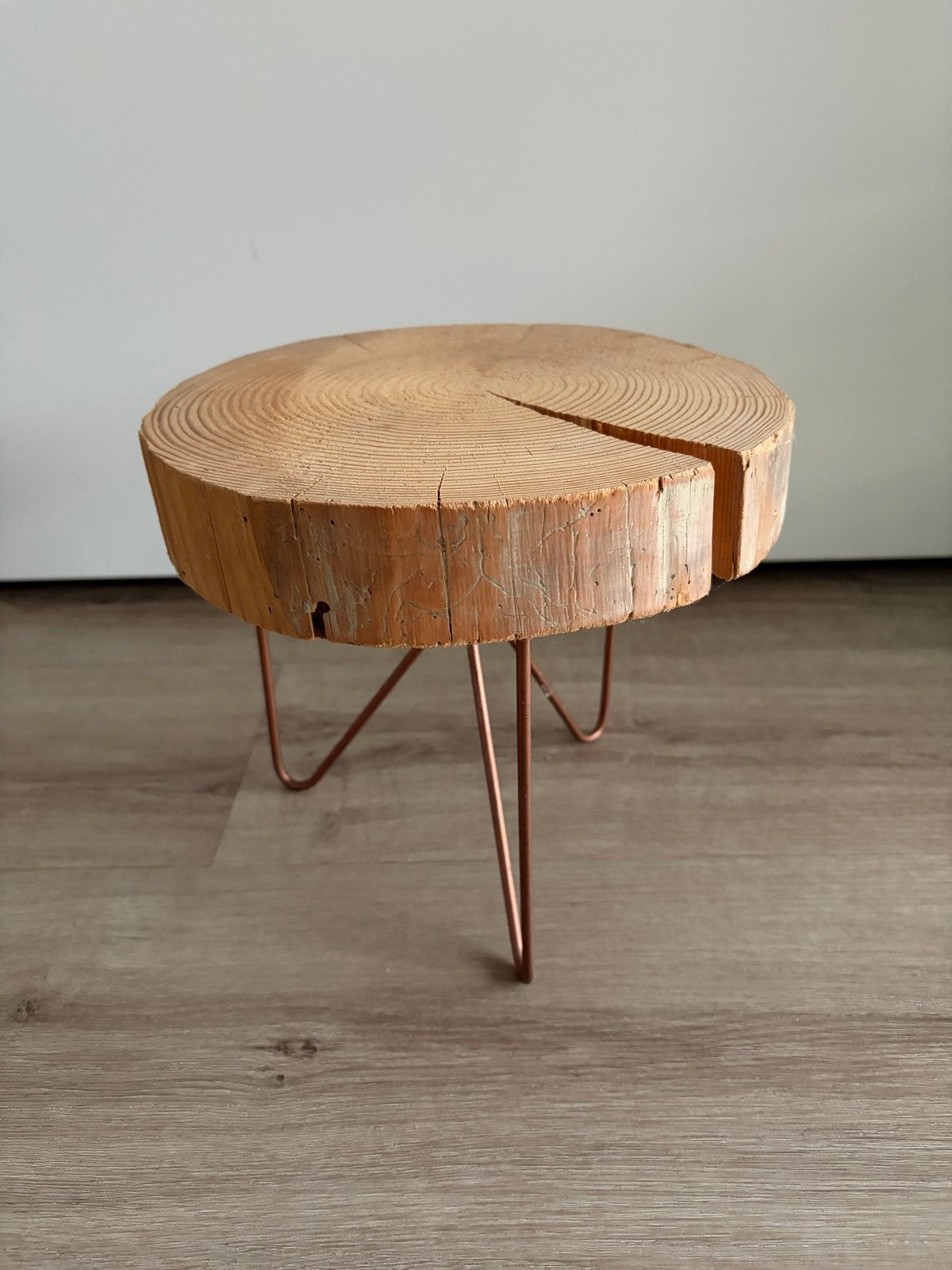Houten tafeltje met koperkleurige hairpin legs, Huis en Inrichting, Ophalen, Minder dan 45 cm, Minder dan 55 cm, Rond