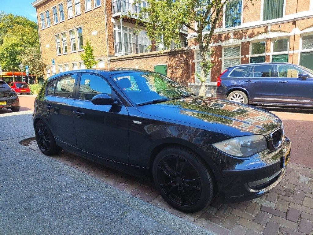 BMW 1-Serie 1.6 116I 2008 Zwart, Auto's, BMW, 1-Serie, Dealer onderhouden, Particulier, 3 cilinders
