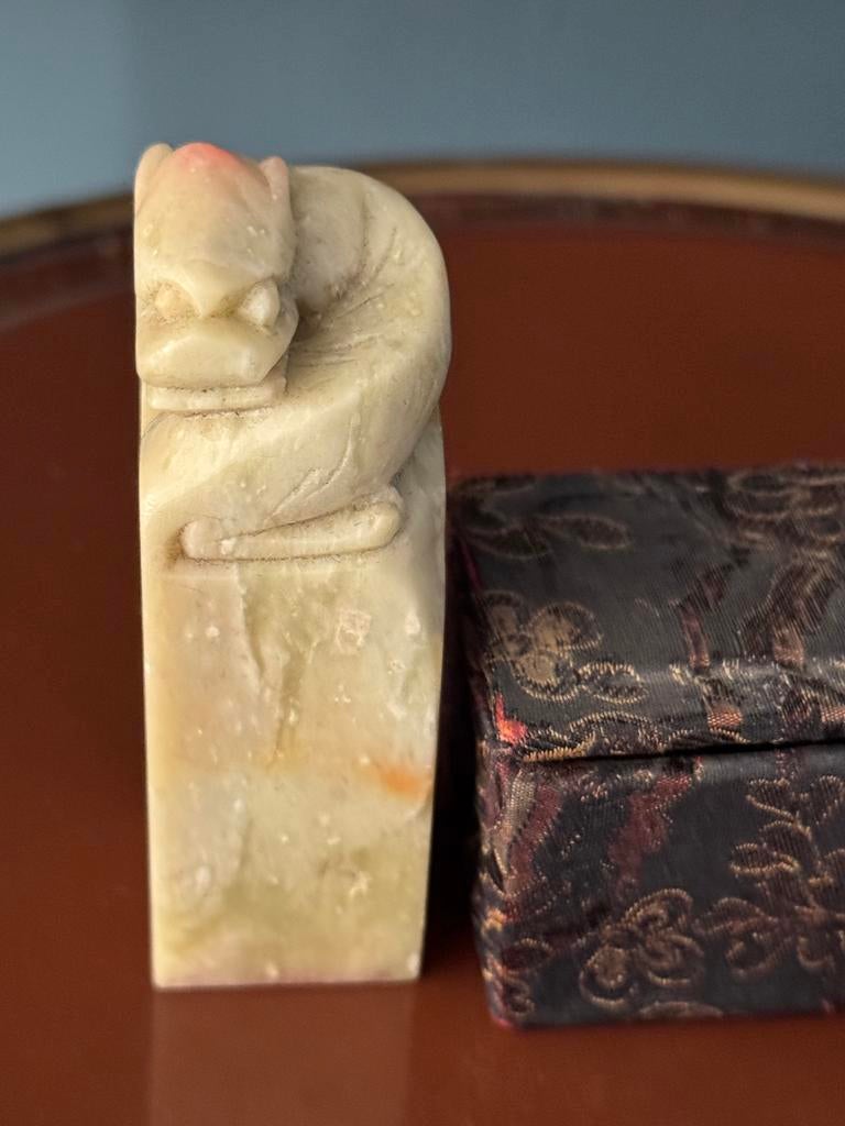 Antieke: Chinese Speksteen Stempel (Draak) in doosje., Ophalen of Verzenden