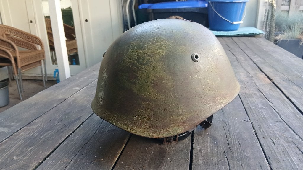 italiaanse helm met battle damage.  wo2, Verzamelen, Ophalen of Verzenden, Landmacht, Overige gebieden, Helm of Baret