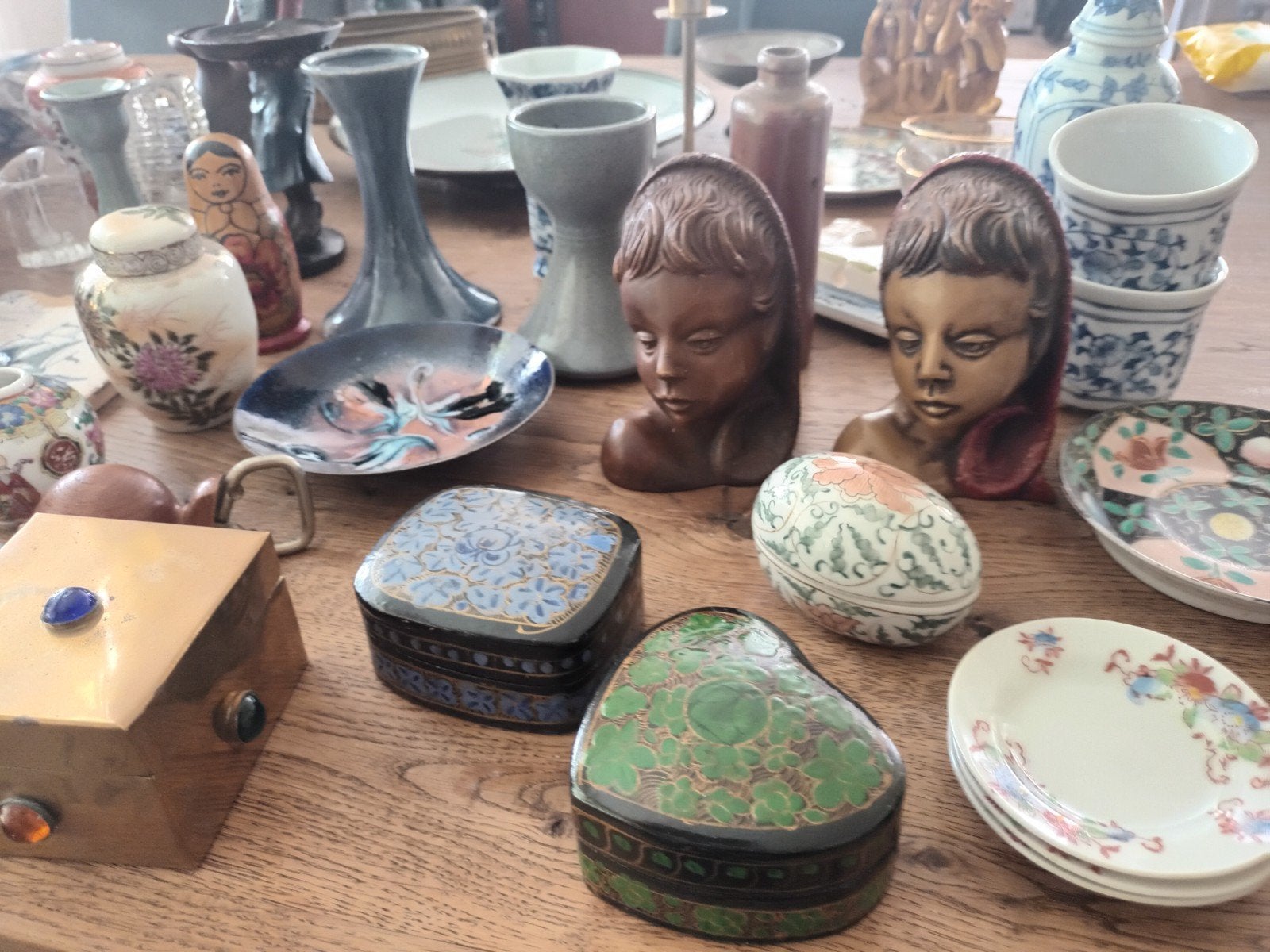 Doos vol rommelmarkt spulletjes, Ophalen