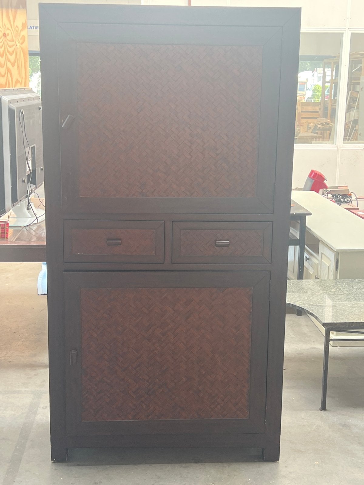 Donkerbruine kast met rotan details (100x40x190 cm), Ophalen, Gebruikt